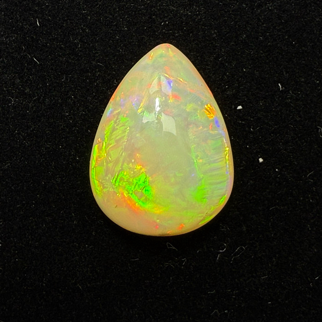 9.61ct天然彩欧泊裸石，尺寸18.5*13.8*8.8mm，颜色美艳，油画般色彩