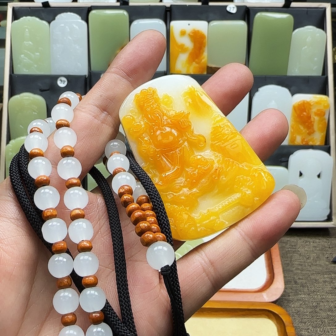 一物一拍皮色财神吊坠