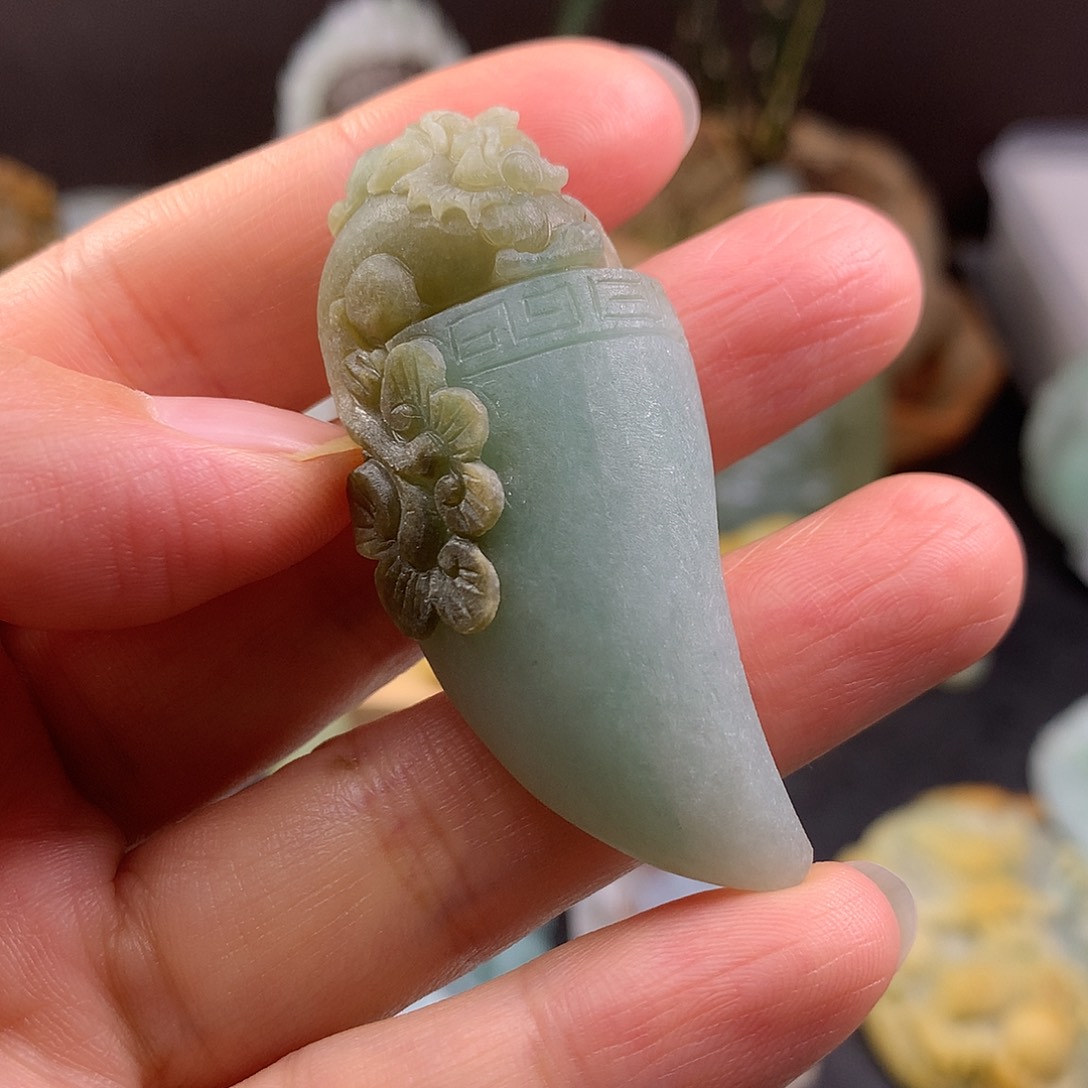 定制翡翠未镶嵌龙牙