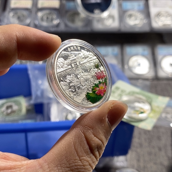 纯银瑕疵品无盒证特价14年曲院风荷银币一枚如图