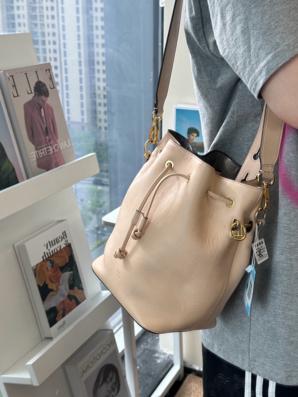 95新 FENDI/芬迪 裸色水桶包单肩设计简约时尚手提包