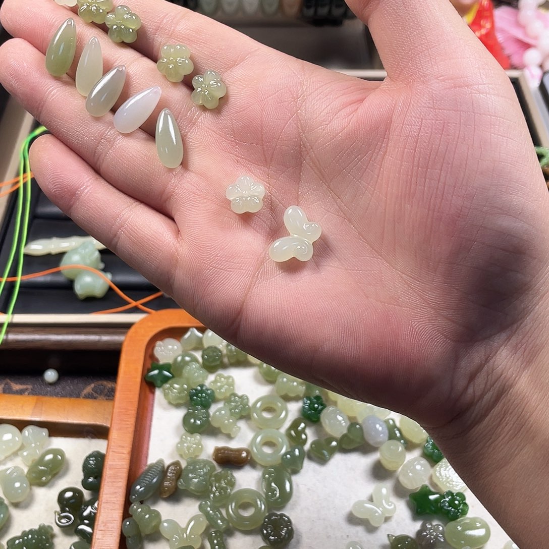 刘***陕和田玉未镶嵌颈饰