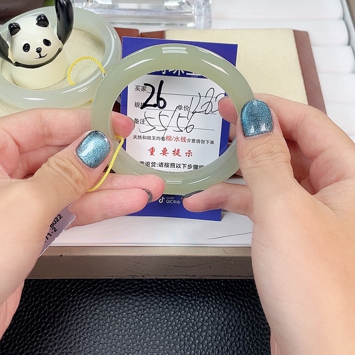 秋***主和田玉手镯未镶嵌