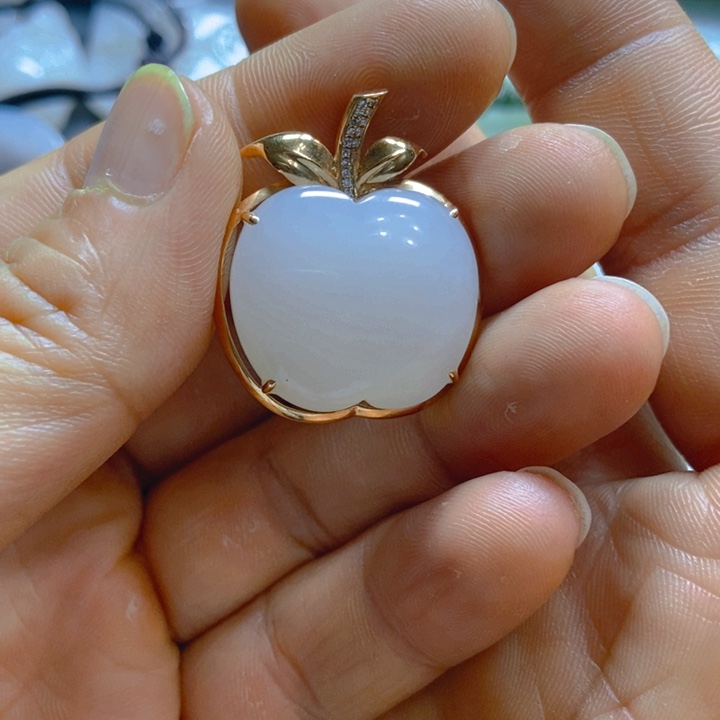 和田玉（白玉）颈饰18K金镶嵌苹果吊坠