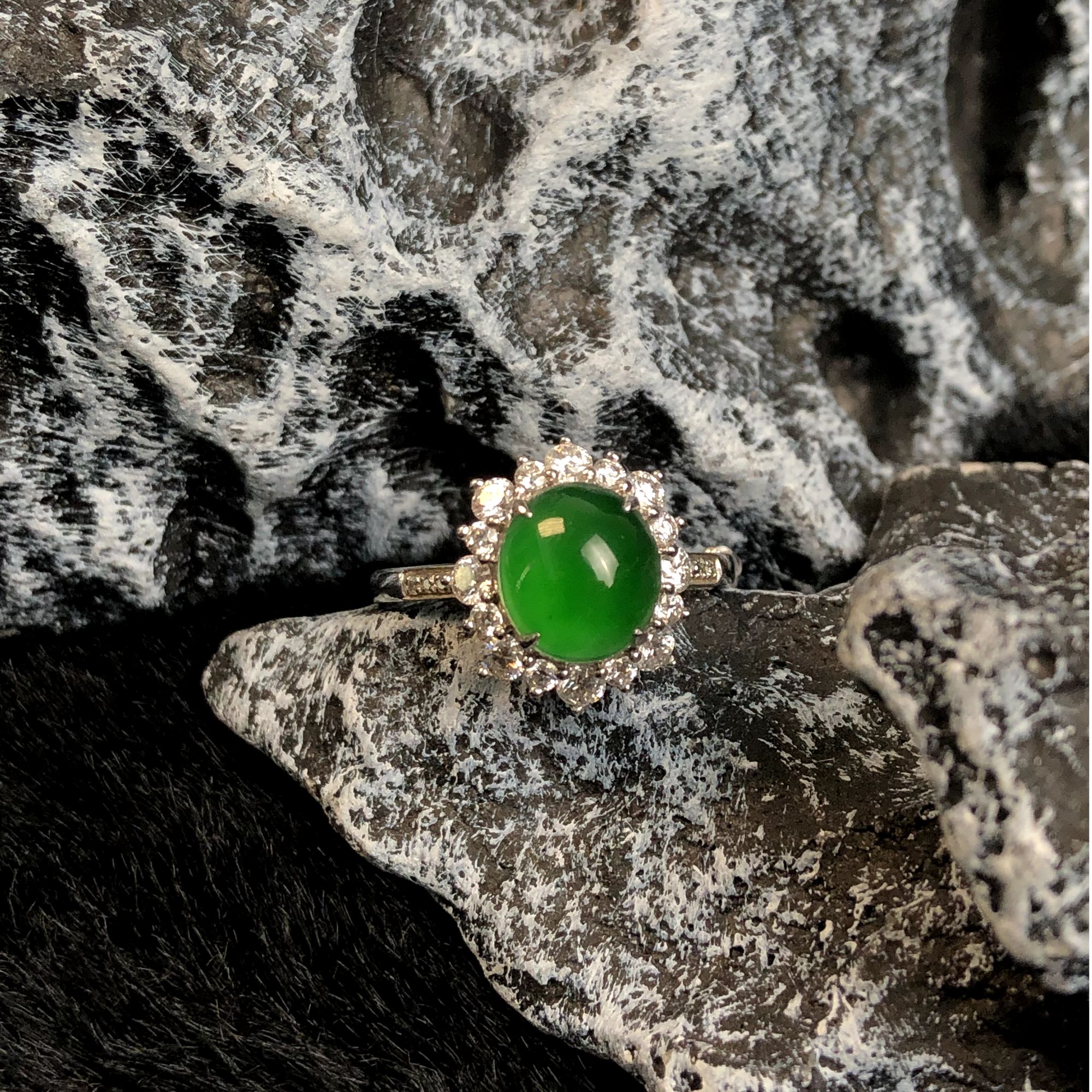 天然A货翡翠高冰种阳绿鸽子蛋18k真金镶钻镶嵌蛋面戒指APM3061402