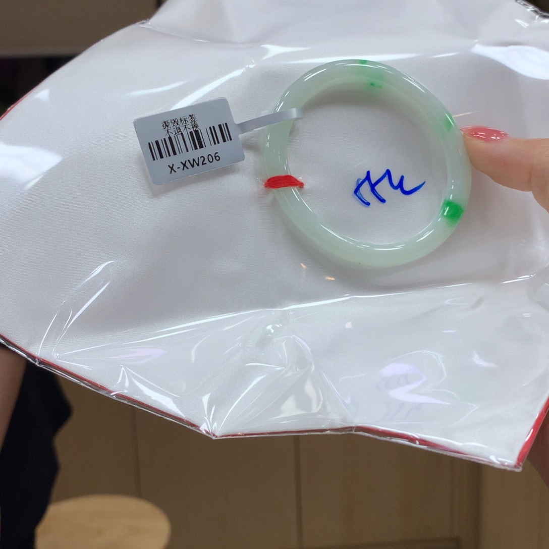 翡翠手镯未镶嵌不退不换