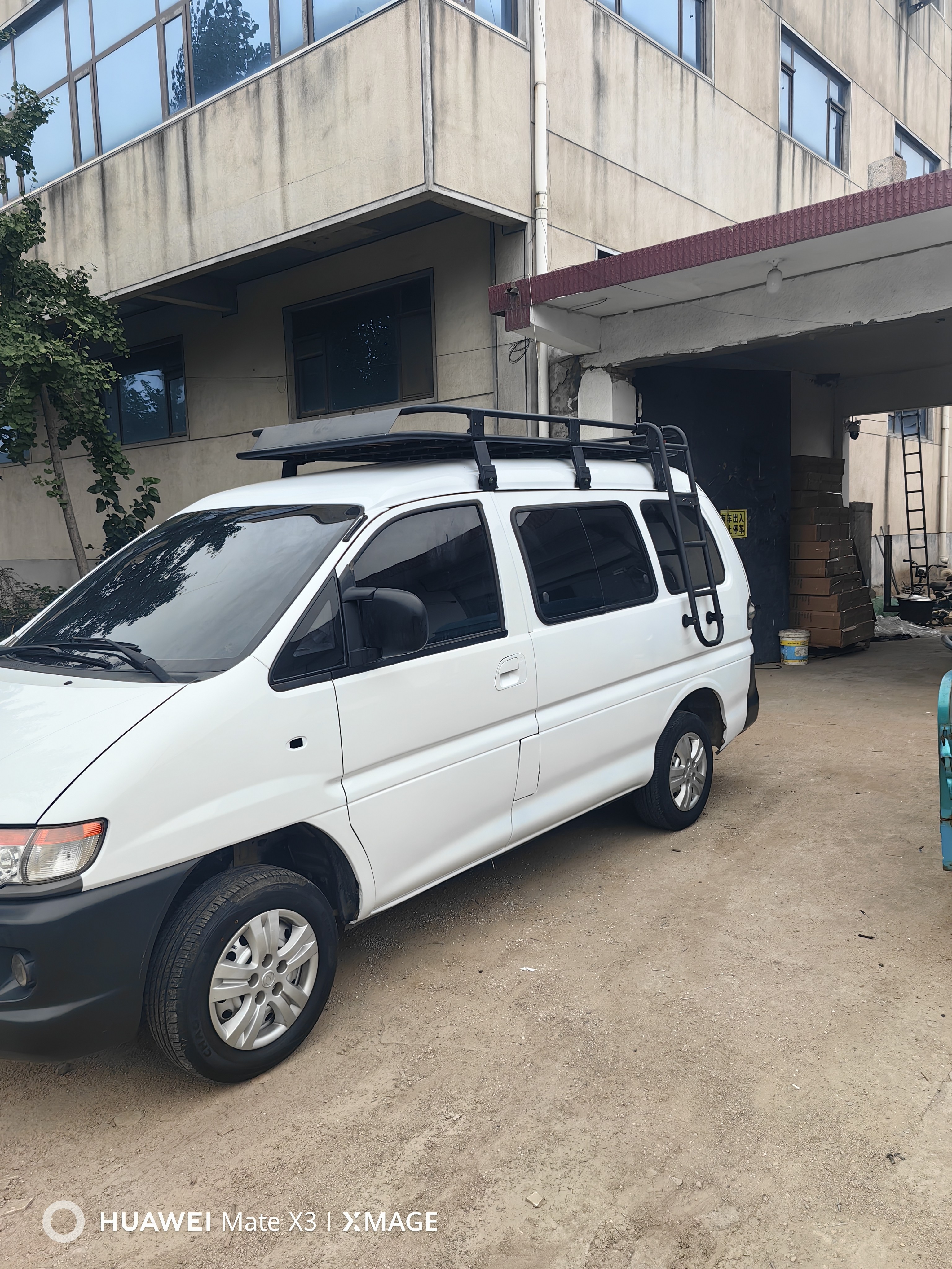 菱智M3，V3防腐木行李框，侧爬梯，无损安装，锰钢材质