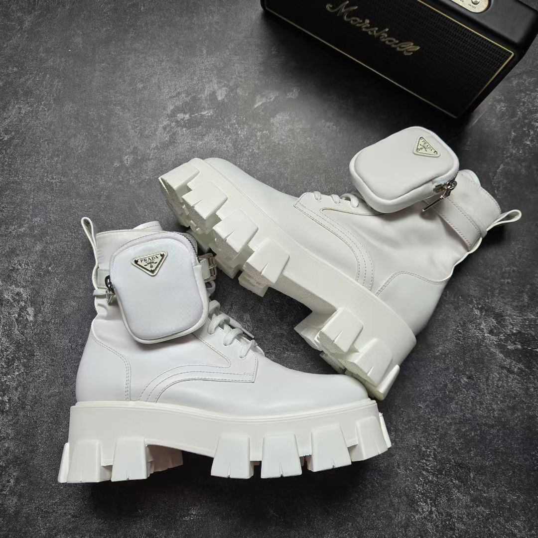 99新 Prada/普拉达 白色三角标腰包厚底靴 38.5码 