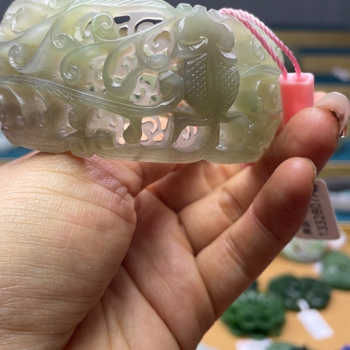 和田玉手镯62圈口。编号78未镶嵌