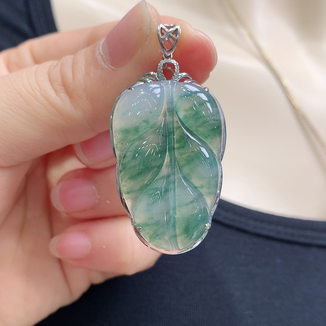 翡翠18K金镶嵌颈饰叶子