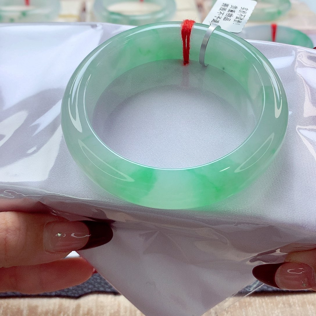 翡翠手镯未镶嵌54.8 甜绿 灵