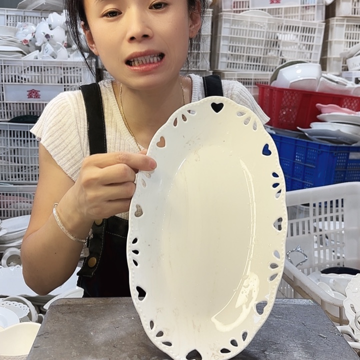盘微瑕产品……镂空爱心鱼盘一个