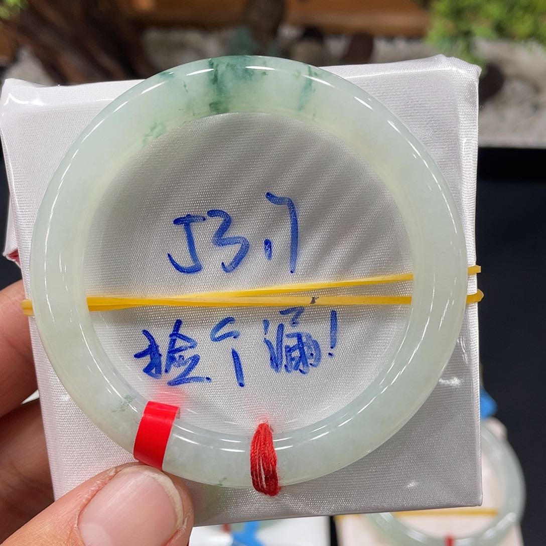 翡翠手镯未镶嵌翡翠