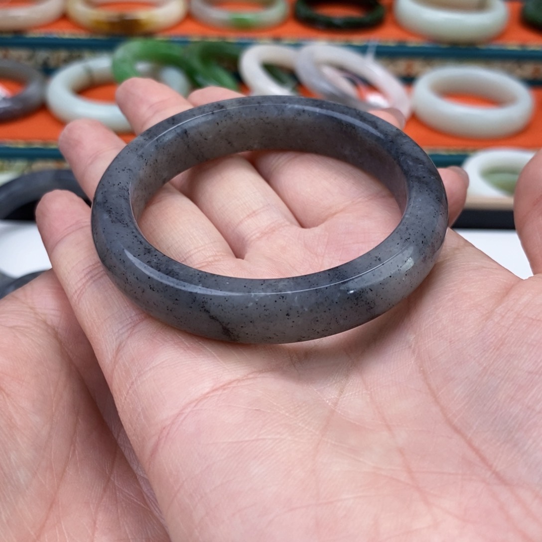 和田玉手镯未镶嵌绾*丝