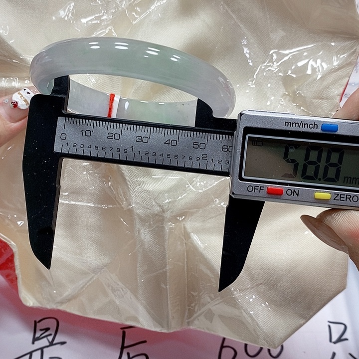 翡翠手镯未镶嵌206。 