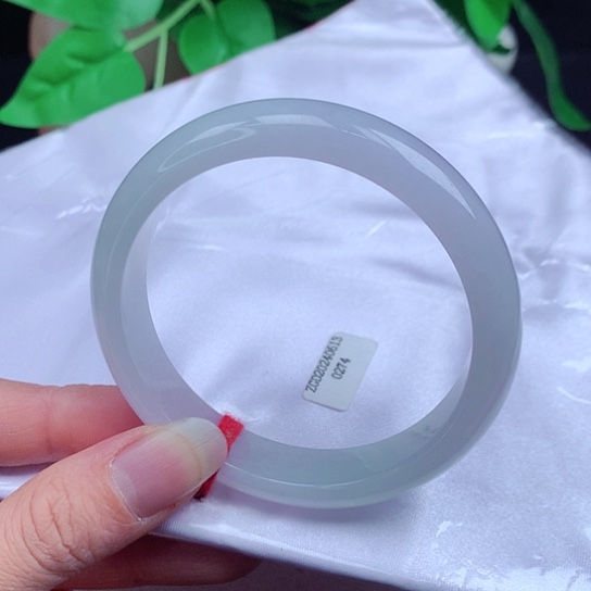 翡翠手镯未镶嵌      正圈56+ 白月光