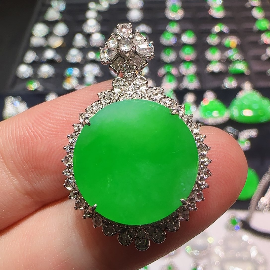 翡翠18K金镶嵌颈饰吊坠