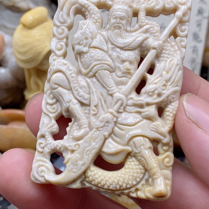 颈饰未镶嵌硅化珊瑚（珊瑚玉）