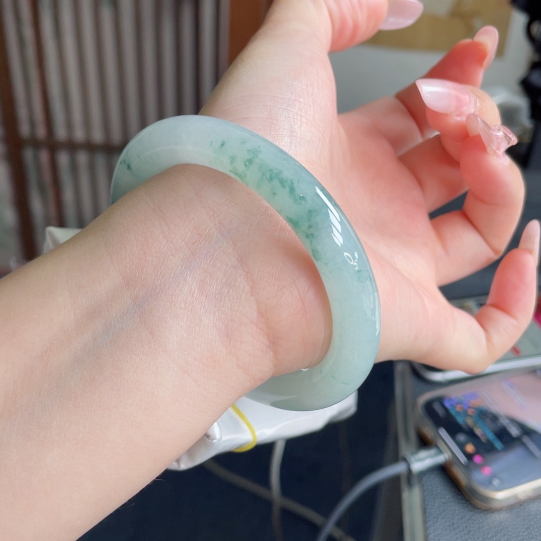 未镶嵌手镯翡翠56.0淡绿飘碎花镯 显年轻感 15号