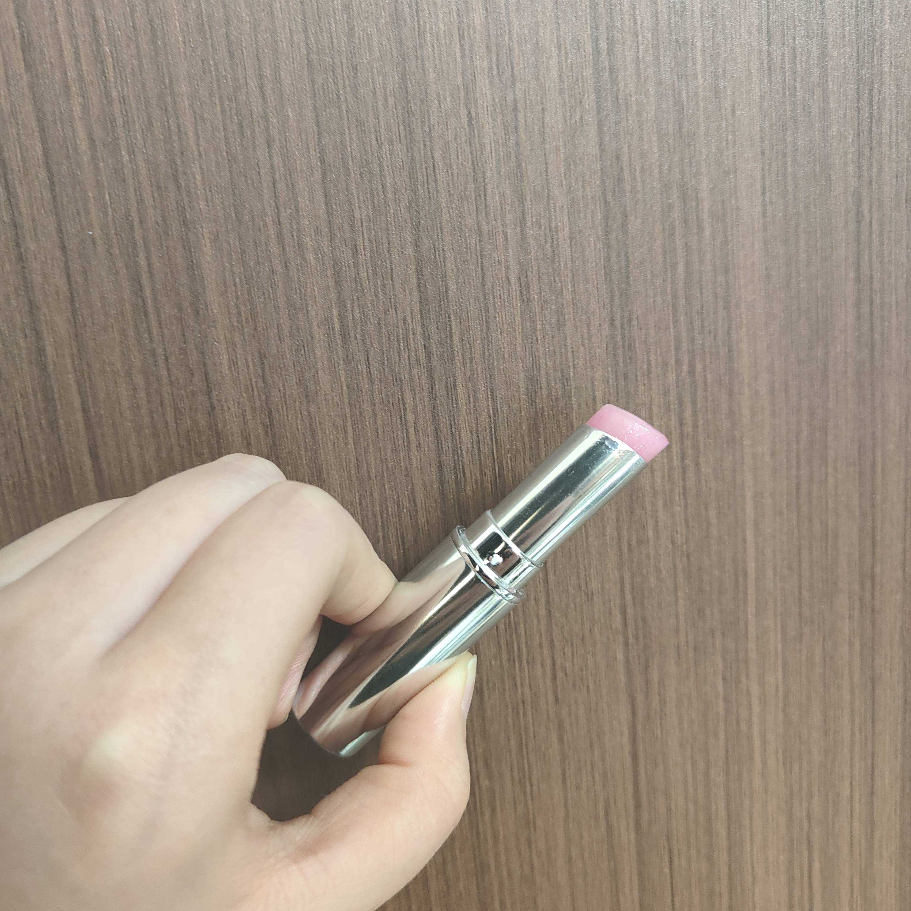 粉色滋润有色唇膏