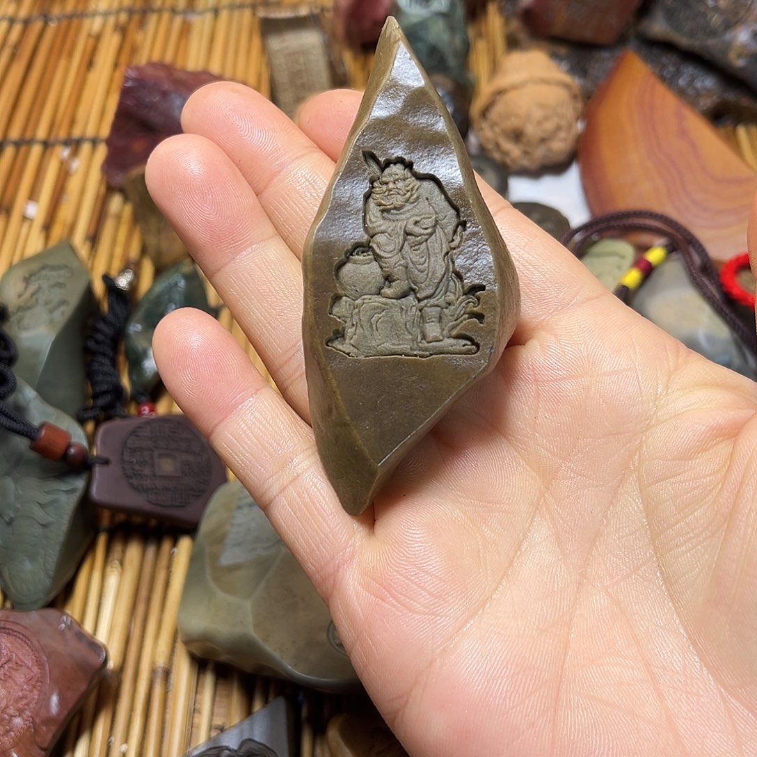 新疆原石雕刻手把件