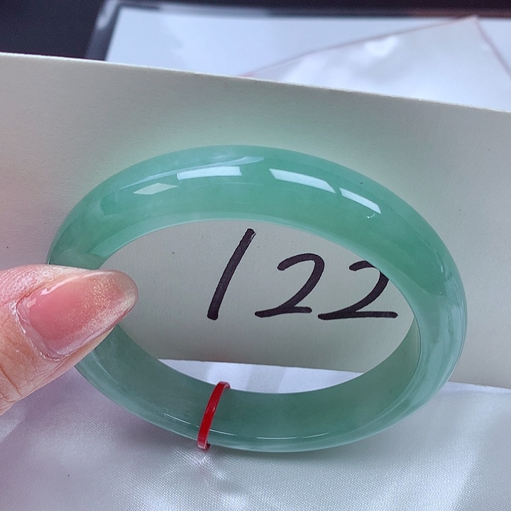 翡翠手镯未镶嵌翡翠