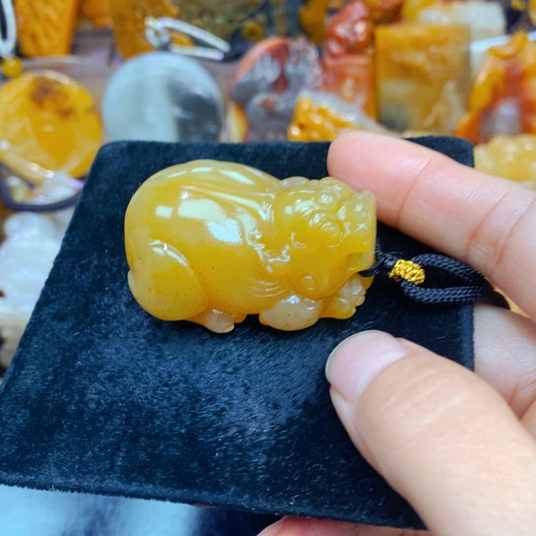 未镶嵌石英质玉（黄龙玉）手链