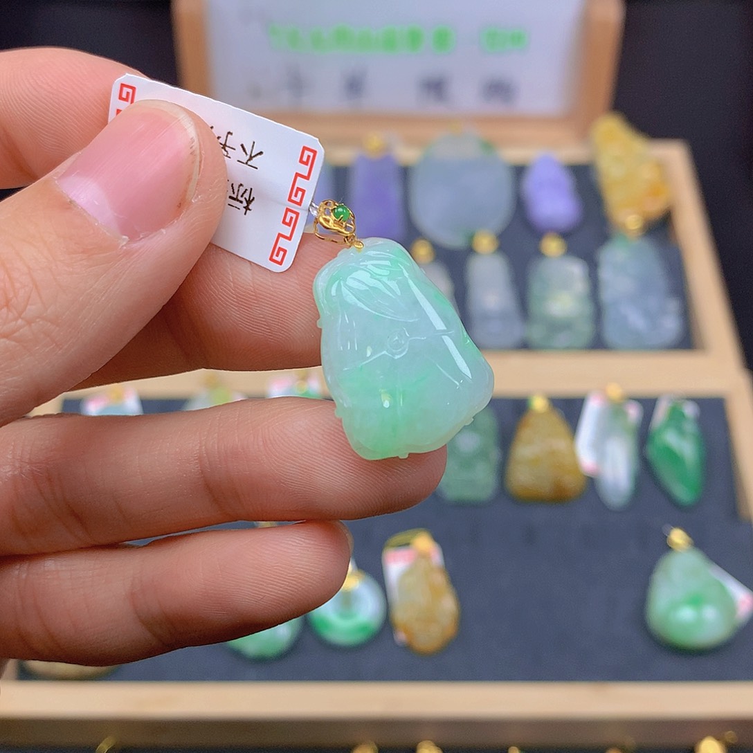 翡翠颈饰18K金镶嵌翡翠