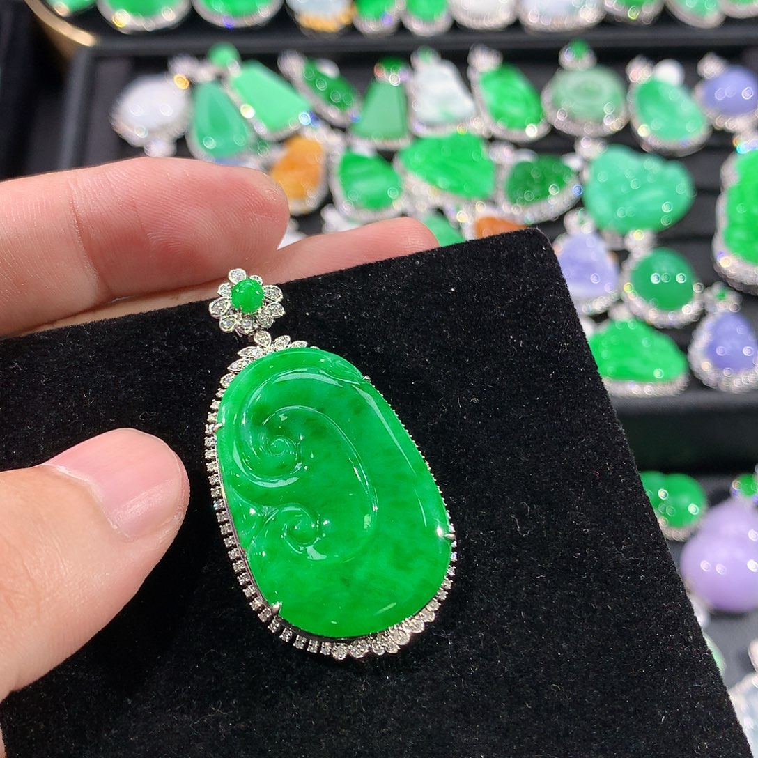 翡翠18K金镶嵌颈饰