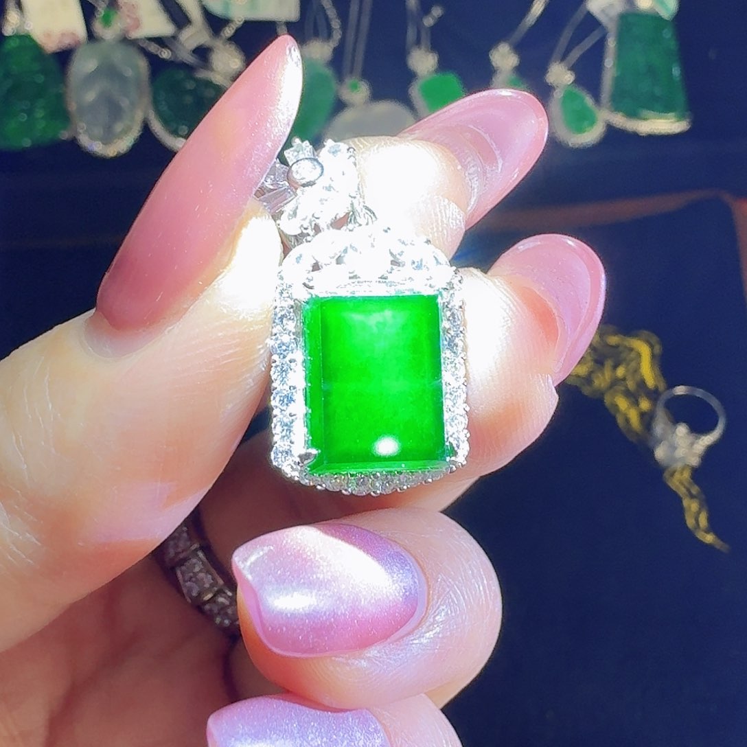 翡翠手镯未镶嵌天然A货无事牌