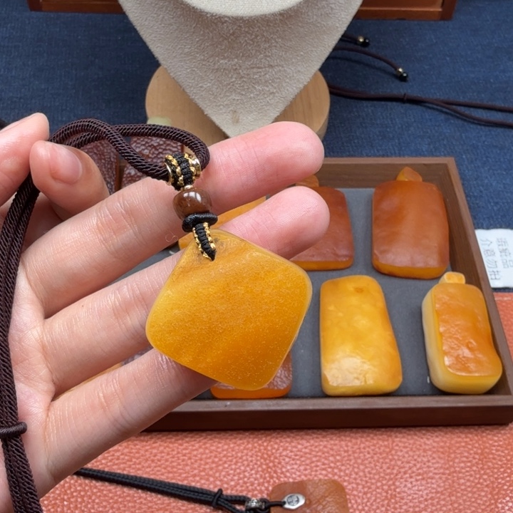 蜜蜡未镶嵌吊坠(赠链)