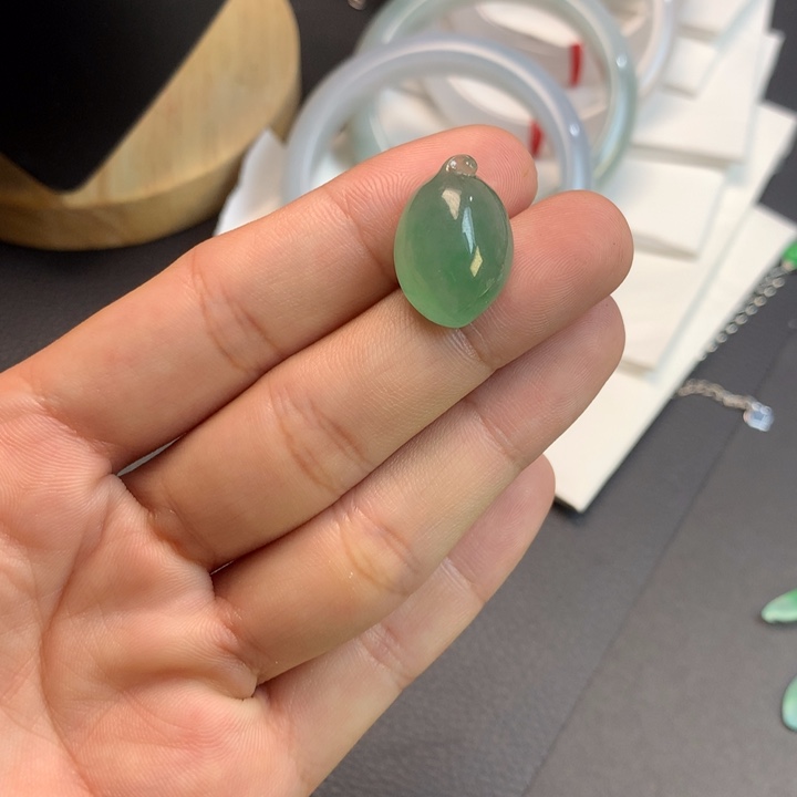 翡翠未镶嵌颈饰裸石瓜