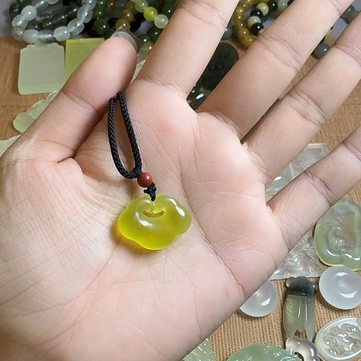 蛇纹石玉未镶嵌颈饰