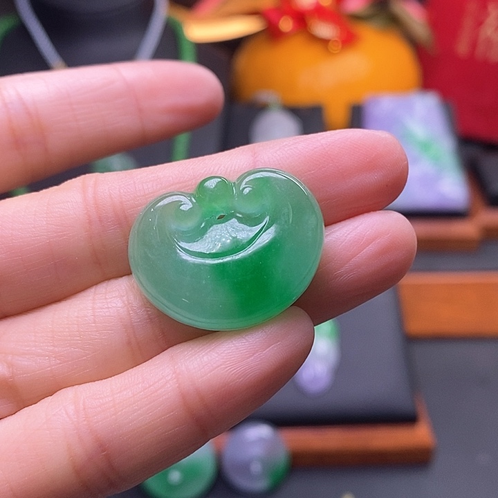 翡翠颈饰未镶嵌如意