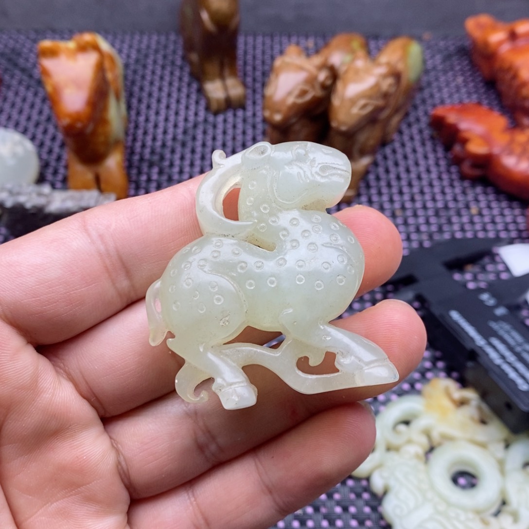 蛇纹石玉颈饰未镶嵌