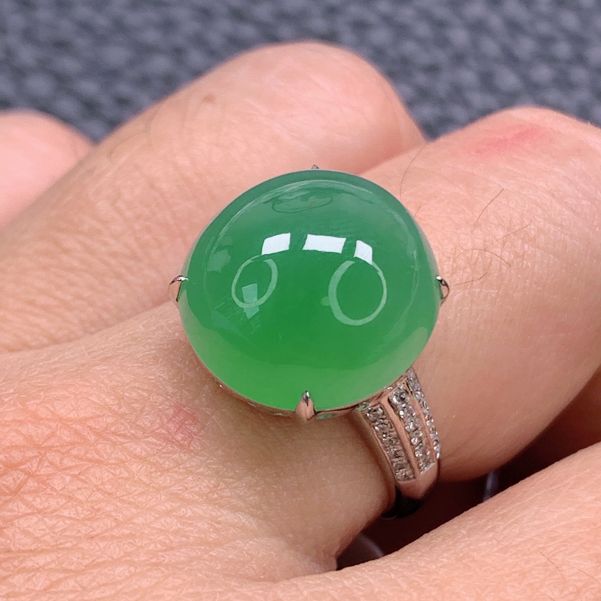 天然缅甸A货翡翠满绿水润大蛋面戒指18k金镶嵌14.5*14.0*8.2mm