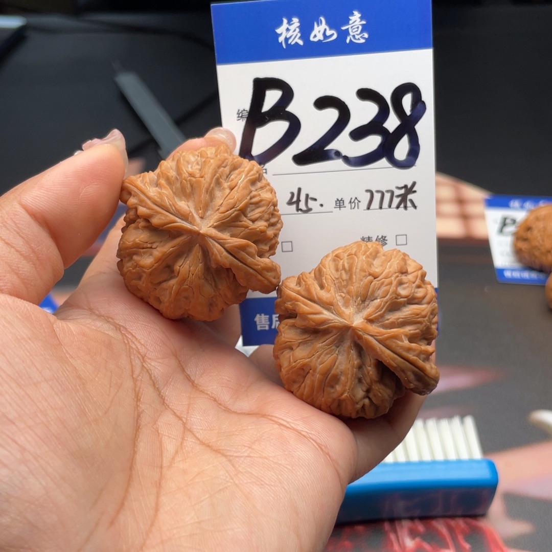 冬***里文玩核桃把件45尺寸红锦鲤