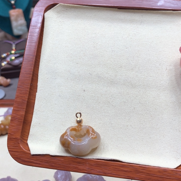 石英质玉颈饰未镶嵌梦***牛