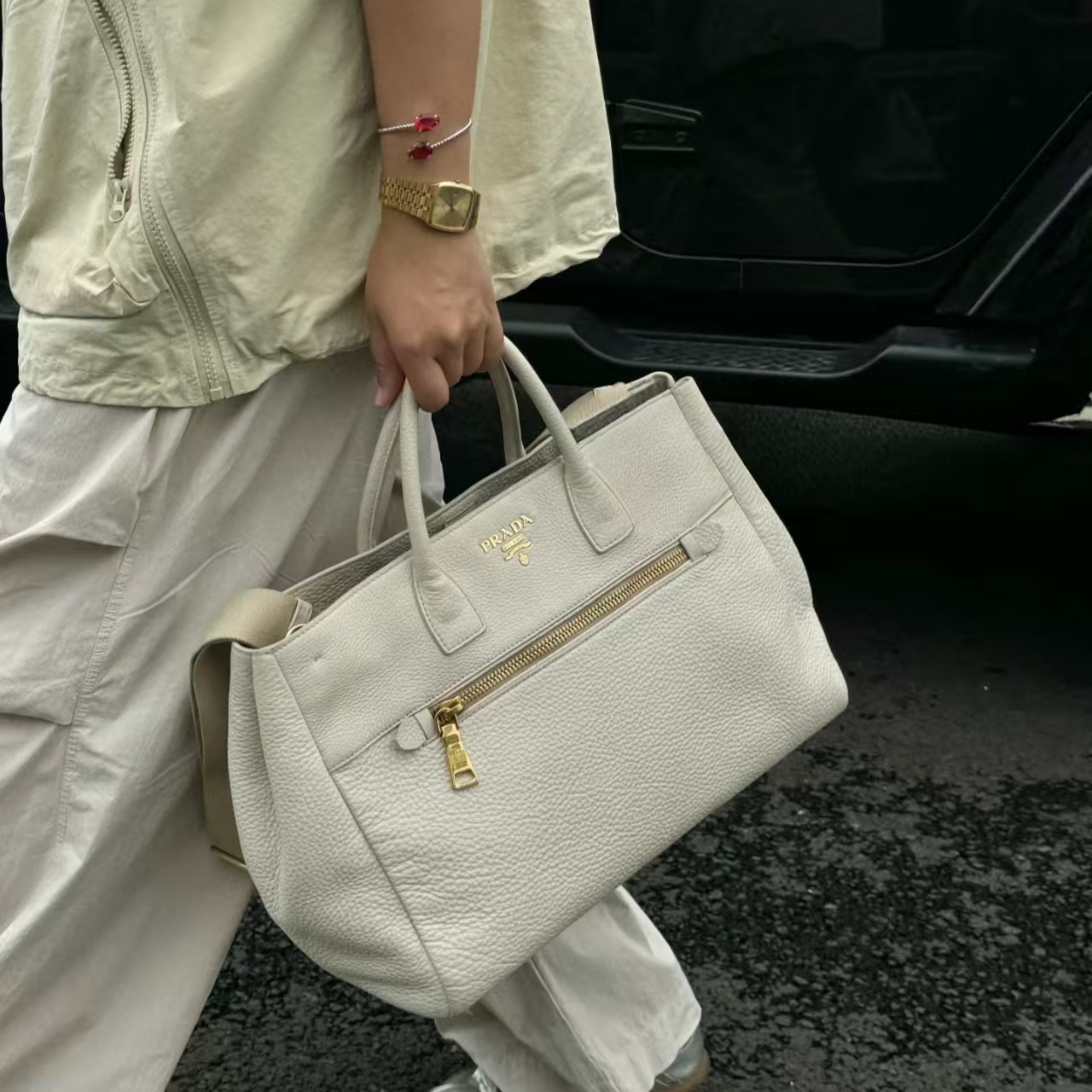 95新 Prada/普拉达 白色金标中号托特包荔枝纹牛皮