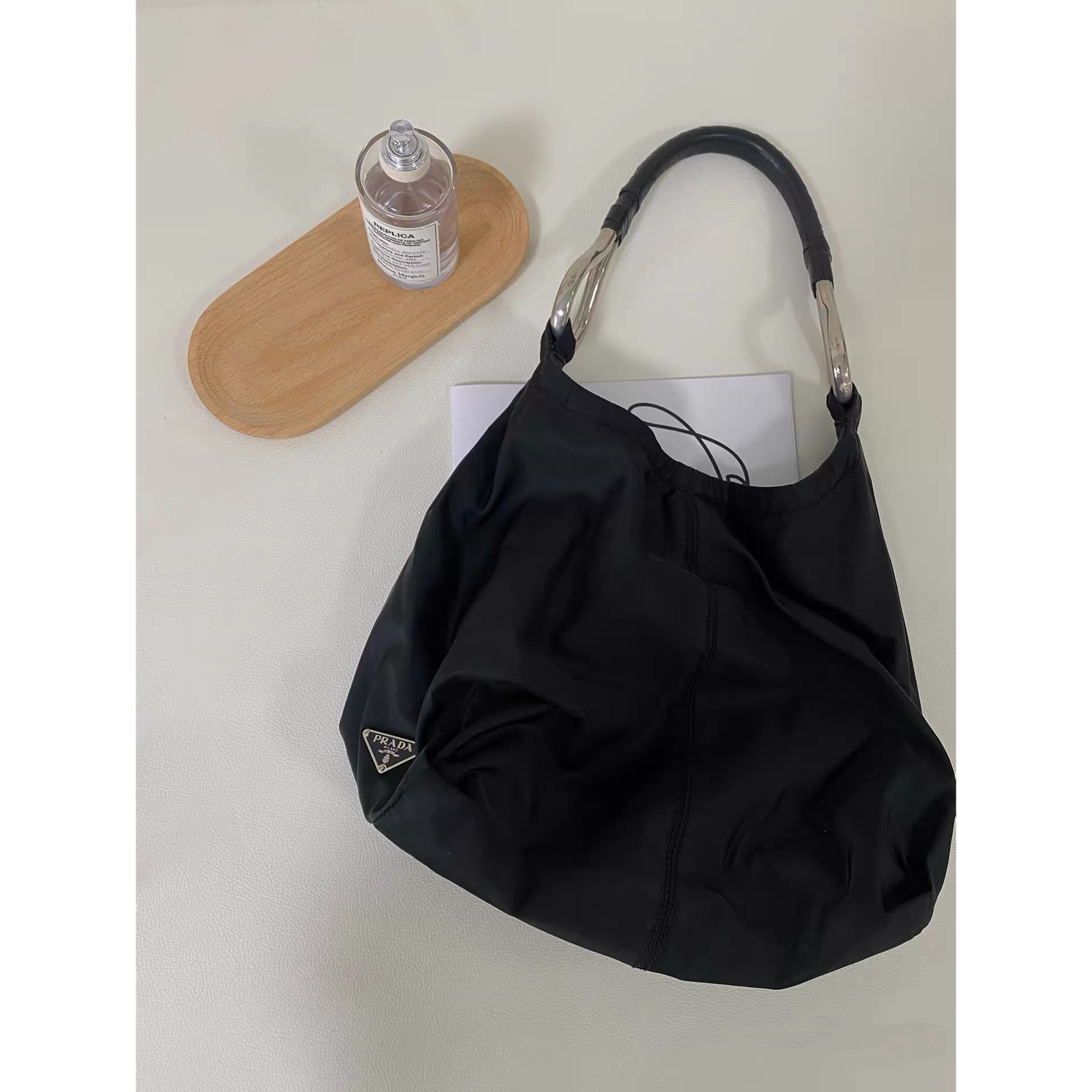 95新 Prada/普拉达  黑银尼龙小号侧标hobo托特单肩腋下