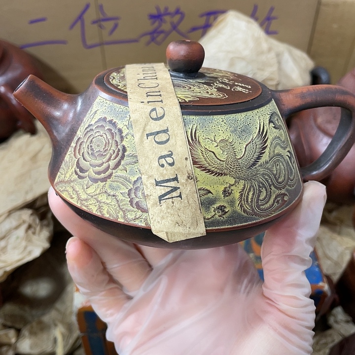 茶壶紫砂原矿泥料，手工制作的一把紫砂壶。