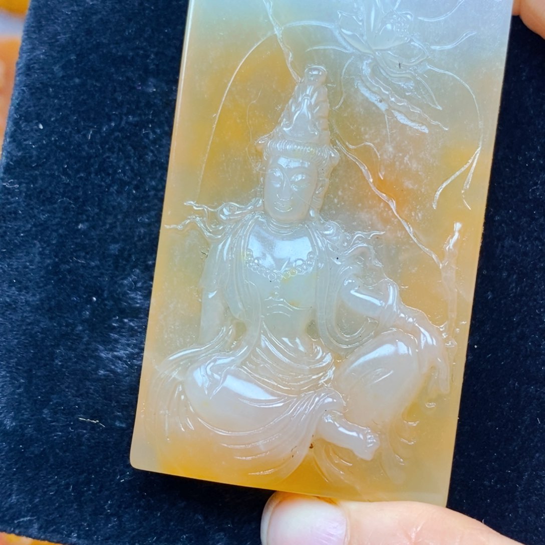 未镶嵌石英质玉（黄龙玉）颈饰