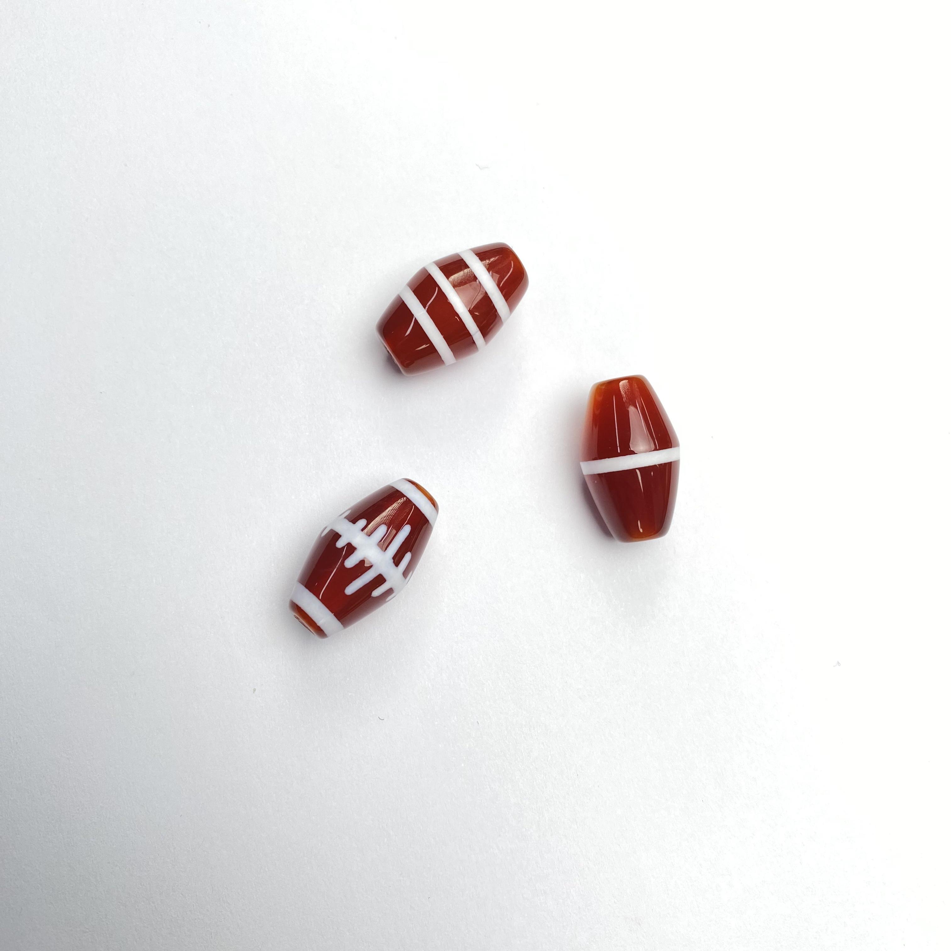 尺寸约12*20～21mm左右天然玛瑙红橄榄珠（颜色多样性发，拍10颗穿串