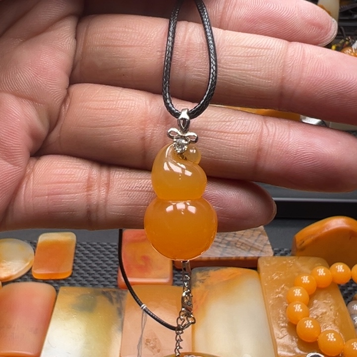石英质玉（黄龙玉）未镶嵌颈饰