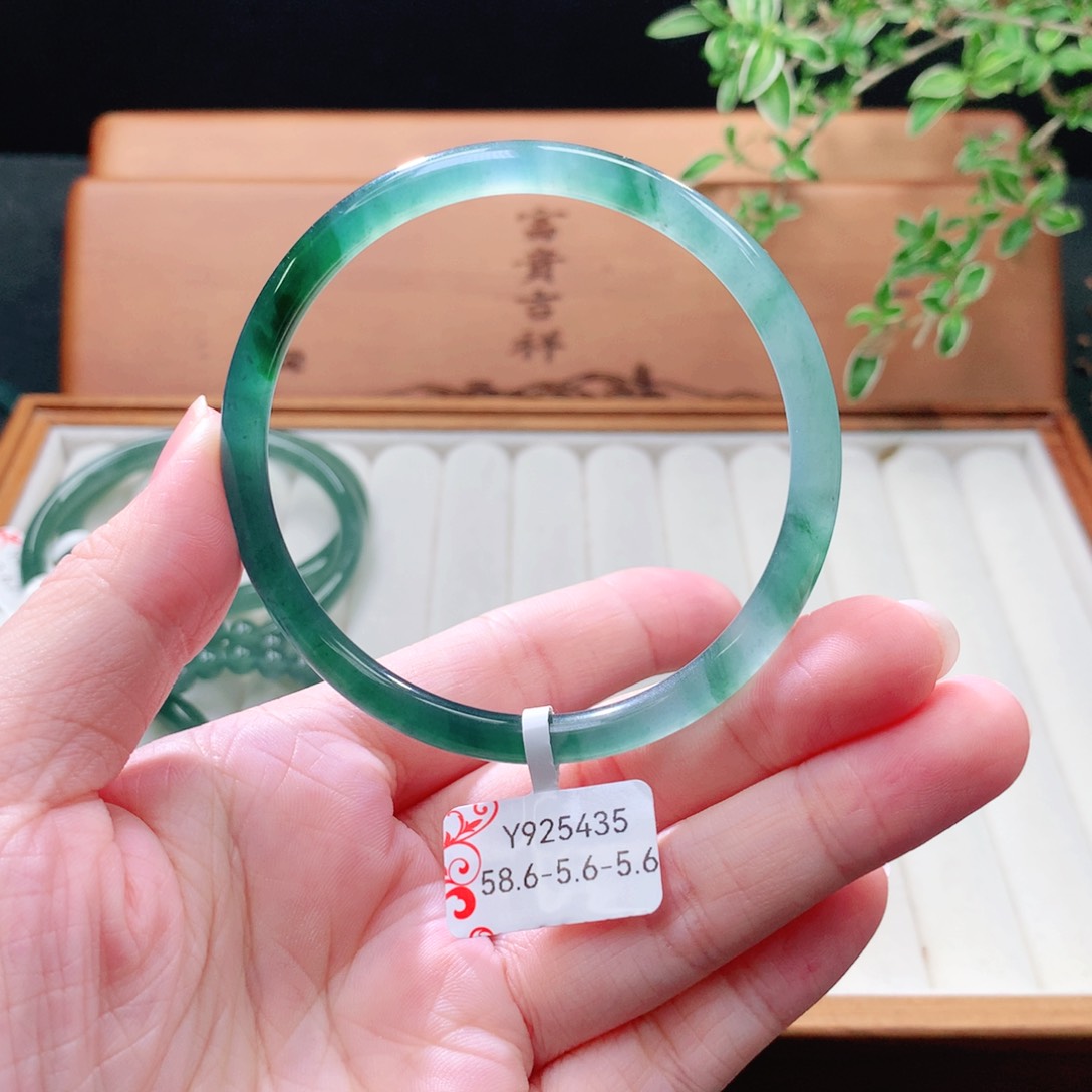 未镶嵌手镯（圆镯）翡翠