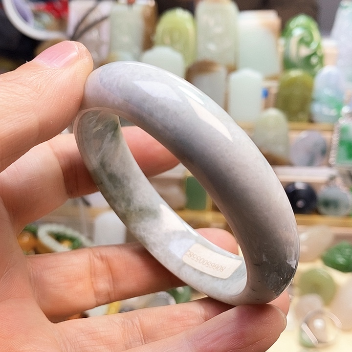 翡翠手镯未镶嵌翡翠