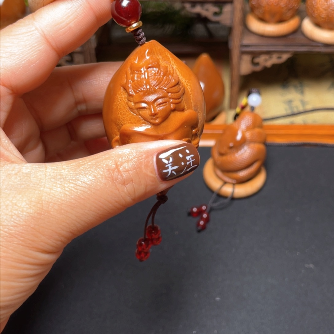 橄榄核吊坠美女蝴蝶