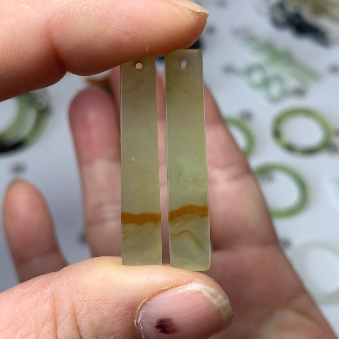 蛇纹石玉耳环未镶嵌