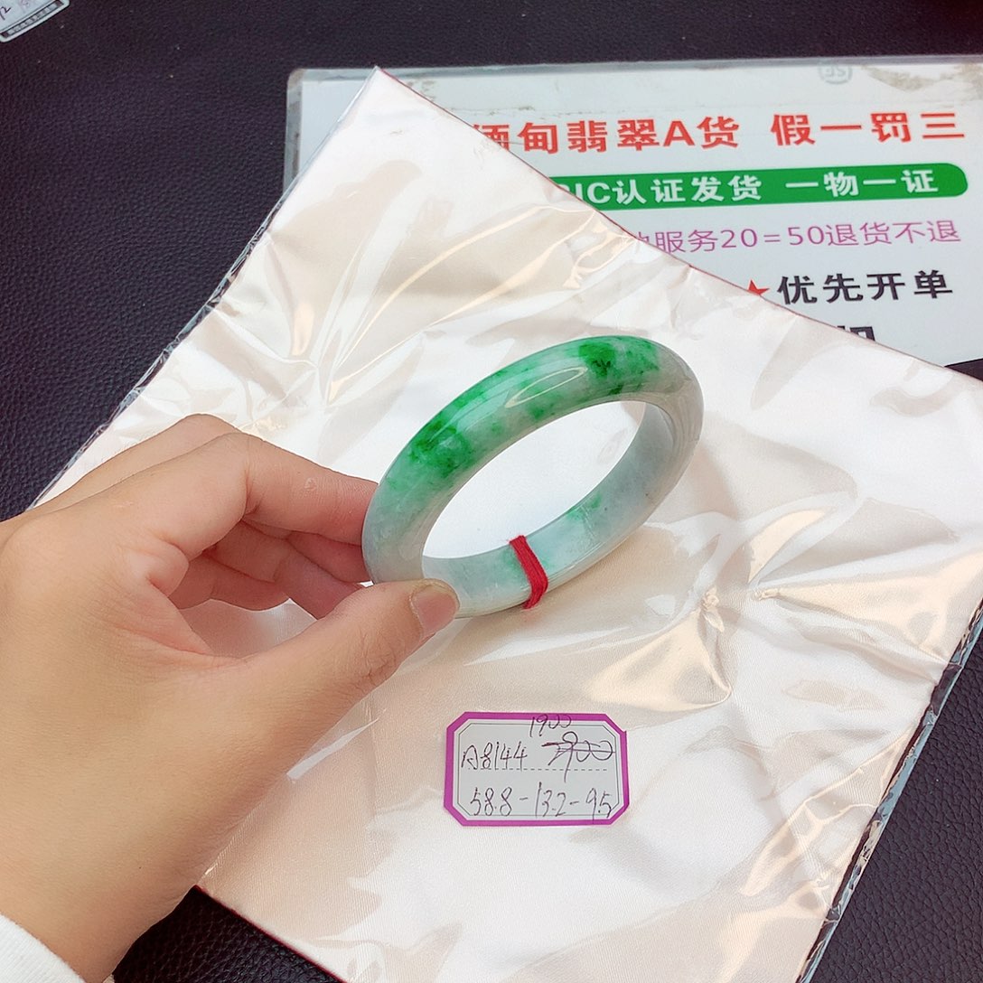 翡翠手镯未镶嵌翡翠