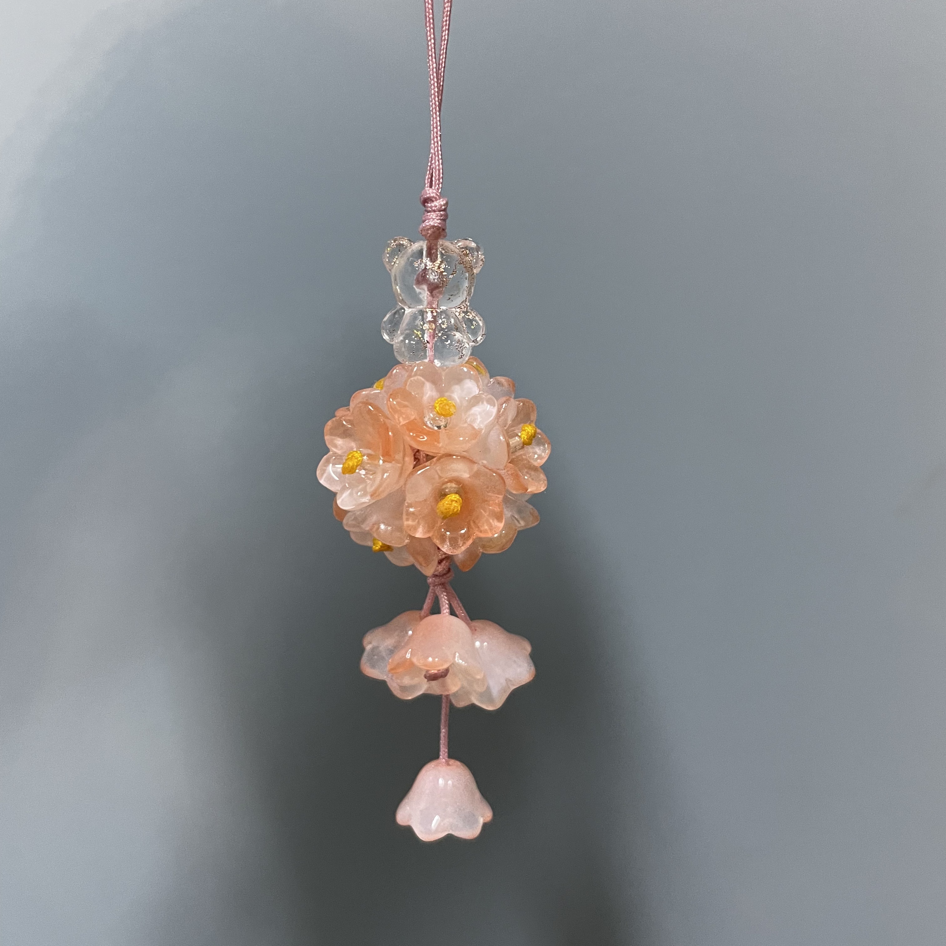 绳款粉橘色花团手机坠E226